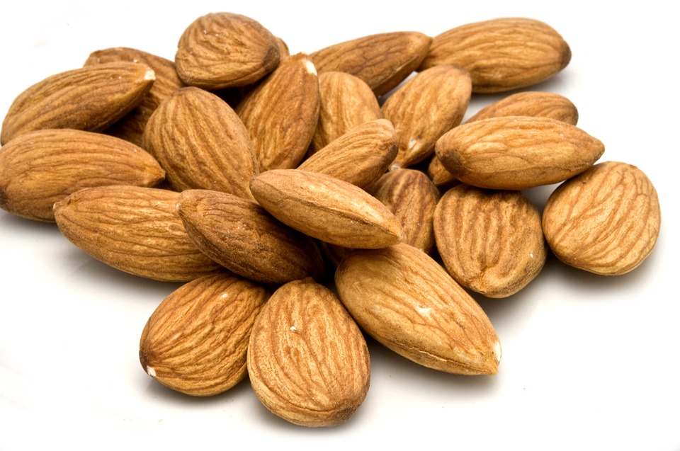 Whole raw almonds